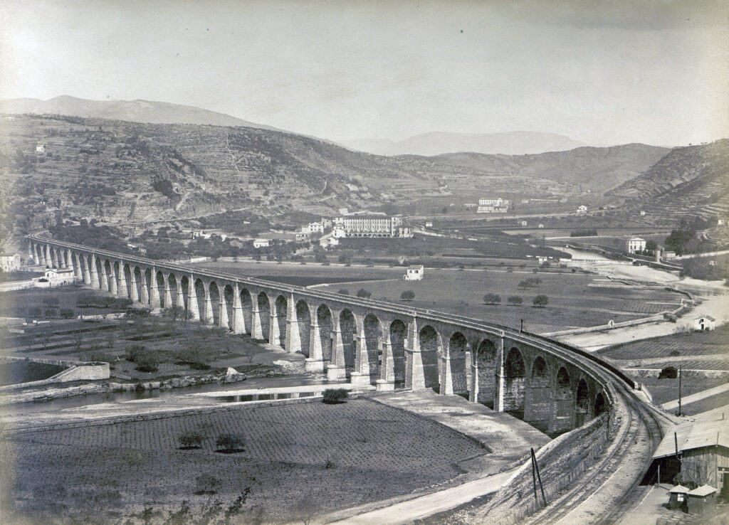 Sur le tracé primitif de la ligne Béziers-Graissessac, le grandiose viaduc de l’Orb ou « Grand Viaduc » (713 m de longueur, 37 arches). La gare primitive de Bédarieux, dont les emprises furent utilisées jusqu’en 1975 pour les expéditions de bauxite, se trouvait à l’entrée de l’ouvrage, sur la rive gauche du fleuve. © École nationale des ponts et chaussées