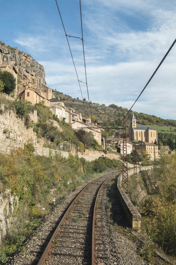 Passage au pied du village de Peyre.
